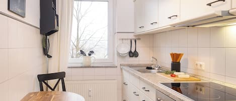 Fridge, oven, stovetop, coffee/tea maker