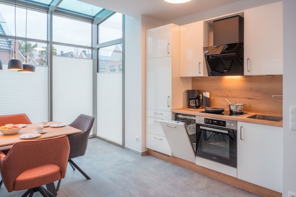 Kühlschrank, Ofen, Herdplatte, Geschirrspüler