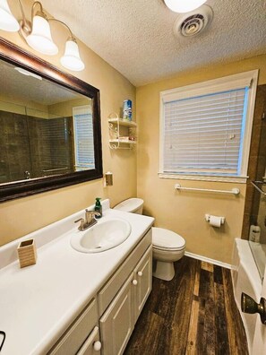 Signature House, 3 Bedrooms, Kitchen, Lake View | Bathroom | Combined shower/bathtub, free toiletries, towels, soap - 228 Lakeland (Anderson)