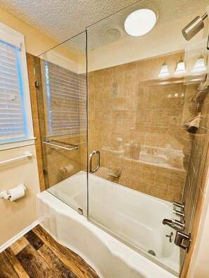 Signature House, 3 Bedrooms, Kitchen, Lake View | Bathroom | Combined shower/bathtub, free toiletries, towels, soap - 228 Lakeland (Anderson)