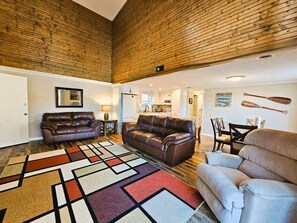 Signature House, 3 Bedrooms, Kitchen, Lake View | Living room - 228 Lakeland (Anderson)