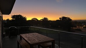 Outdoor dining - Sunrise to Sunset Getaway by Wine Coast Holidays (PORT NOARLUNGA)