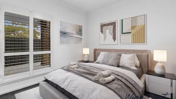 4 bedrooms, iron/ironing board, internet, bed sheets