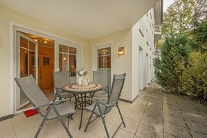 Outdoor dining - Quartier am Kirchberg 01 - quiet residential complex with terrace and two bedrooms (Zinnowitz)