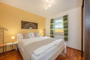 2 quartos, berço de viagem, Wi-Fi de cortesia, roupa de cama