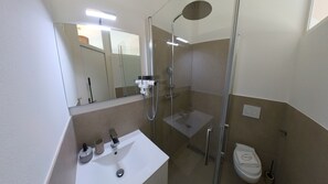 ฝักบัว, ไดร์เป่าผม, ผ้าเช็ดตัว, สบู่