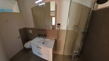 Comfort Quadruple Room | Bathroom | Shower, hair dryer, towels, soap