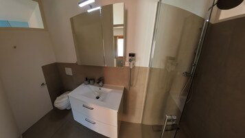 Ducha, secador de pelo, toallas, jabón