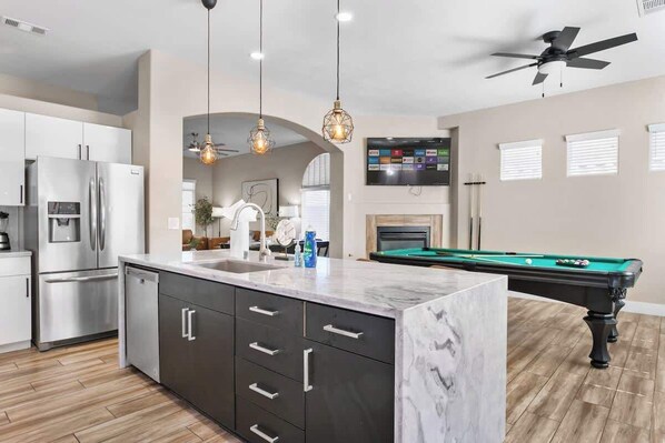 ثلاجة، ميكروويف، فرن، موقد طهي مسطح