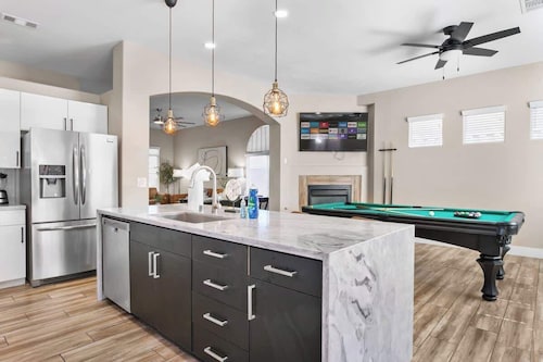 4BR Funhouse: Hot Tub, Ping Pong + Game Room!