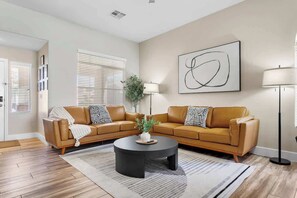 Télévision, cheminée, espaces bureaux