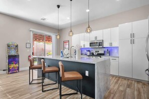 ثلاجة، ميكروويف، فرن، موقد طهي مسطح