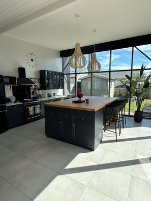 Køleskab, mikrobølgeovn, ovn, kogeplade