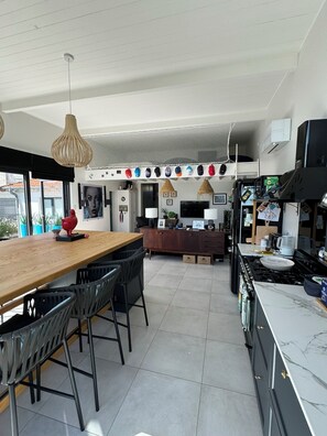 Køleskab, mikrobølgeovn, ovn, kogeplade