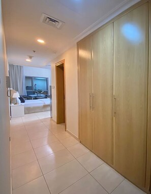 Interior - Studio near beach & Metro in Dubai Marina - Z1003 (Dubai)
