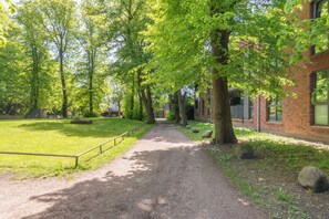 Property grounds - Vacation apartment "Theos Garten" in Husum for up to 4 people (Husum)