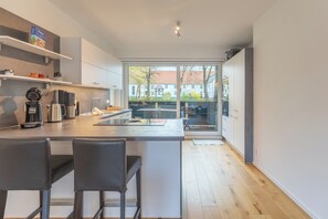 Réfrigérateur, four à micro-ondes, un four, surface de cuisson