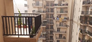 Property grounds - 2-bedroom apartment in wonderful Greater Noida with WiFi and Free Car Parking (Greater Noida)