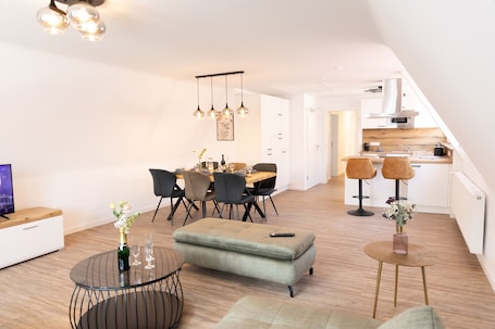 Apartment 07, mit Balkon, Blick auf den Marktplatz, Nichtraucher | Living area | Flat-screen TV