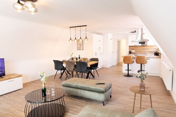 Apartment 07, mit Balkon, Blick auf den Marktplatz, Nichtraucher | Living area | Flat-screen TV