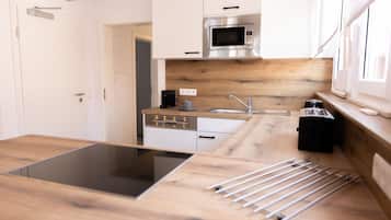 Apartment 07, mit Balkon, Blick auf den Marktplatz, Nichtraucher | 私人廚房 | 電熱水壺