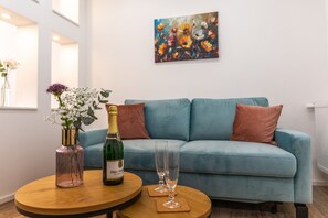 Apartment 05, 1 Schlafzimmer, Nichtraucher, Küche | Wohnbereich | Flachbildfernseher