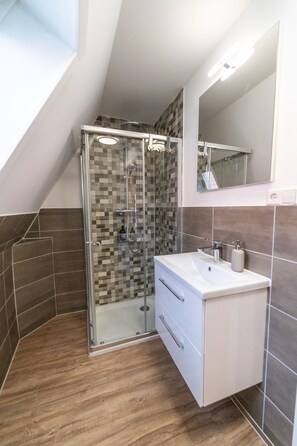 Apartment 07, mit Balkon, Blick auf den Marktplatz, Nichtraucher | Badezimmer