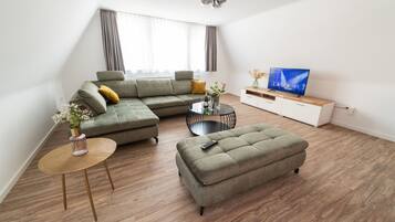 Apartment 07, mit Balkon, Blick auf den Marktplatz, Nichtraucher | Wohnbereich | Flachbildfernseher