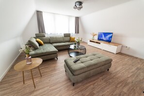 Apartment 07, mit Balkon, Blick auf den Marktplatz, Nichtraucher | Living area | Flat-screen TV - Apartments am Marktplatz (Bad Urach)
