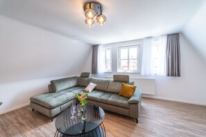 Apartment 07, mit Balkon, Blick auf den Marktplatz, Nichtraucher | 起居区 | 平板电视