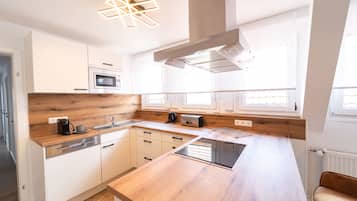 Apartment 07, mit Balkon, Blick auf den Marktplatz, Nichtraucher | ์ ์ฉ ์ฃผ๋ฐฉ | ์ ๊ธฐ ์ฃผ์ ์