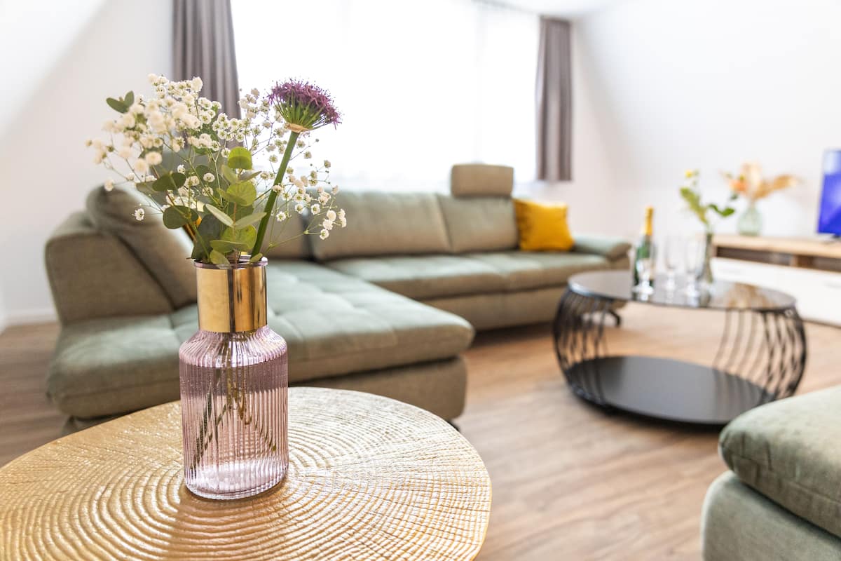 Apartment 07, mit Balkon, Blick auf den Marktplatz, Nichtraucher | 起居區 | 平面電視