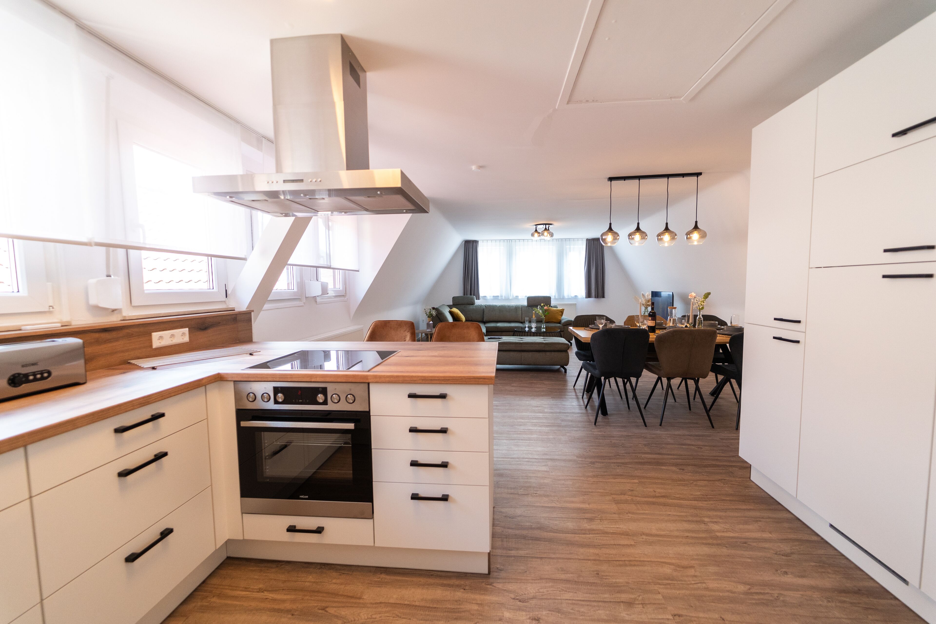 Apartment 07, mit Balkon, Blick auf den Marktplatz, Nichtraucher | 起居区 | 平板电视