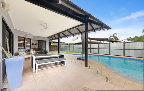 3 bedrooms - Cityside Hideaway Pool - Workstation - Markets (Parap)