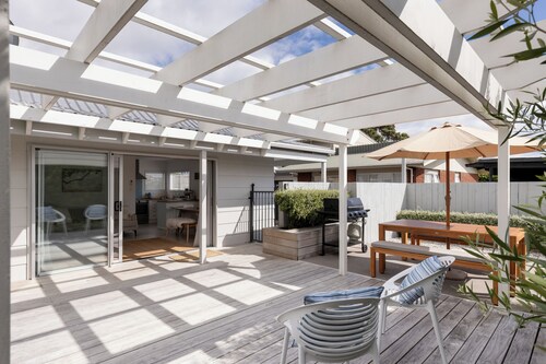 Hidden Gem - Private 2-Bedroom Family-Friendly Bach with Outdoor Deck