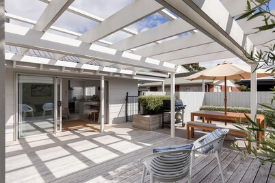 Hidden Gem - Private 2-Bedroom Family-Friendly Bach with Outdoor Deck