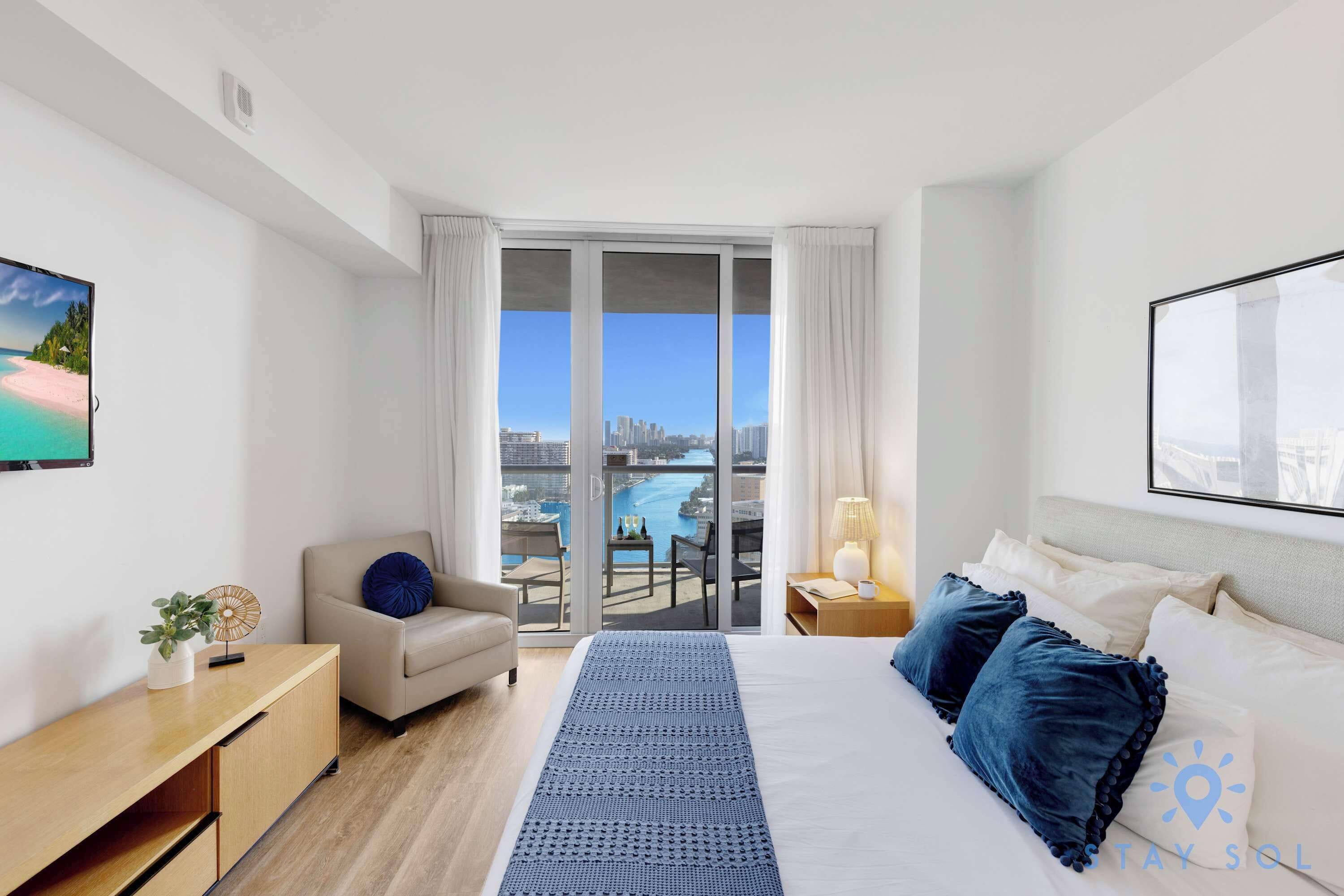 2 chambres, bureau, fer et planche à repasser, lit parapluie