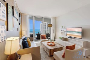 TV, offices - Apartment with Ocean View Balcony (Hollywood)