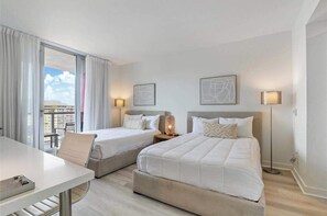 2 dormitorios, escritorio, tabla de planchar con plancha y cuna de viaje