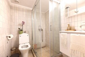 Douche, sèche-cheveux, serviettes fournies