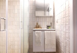 Douche, articles de toilette (gratuits), séchoir à cheveux