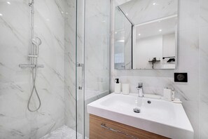 Regadera, secadora de cabello, toallas 