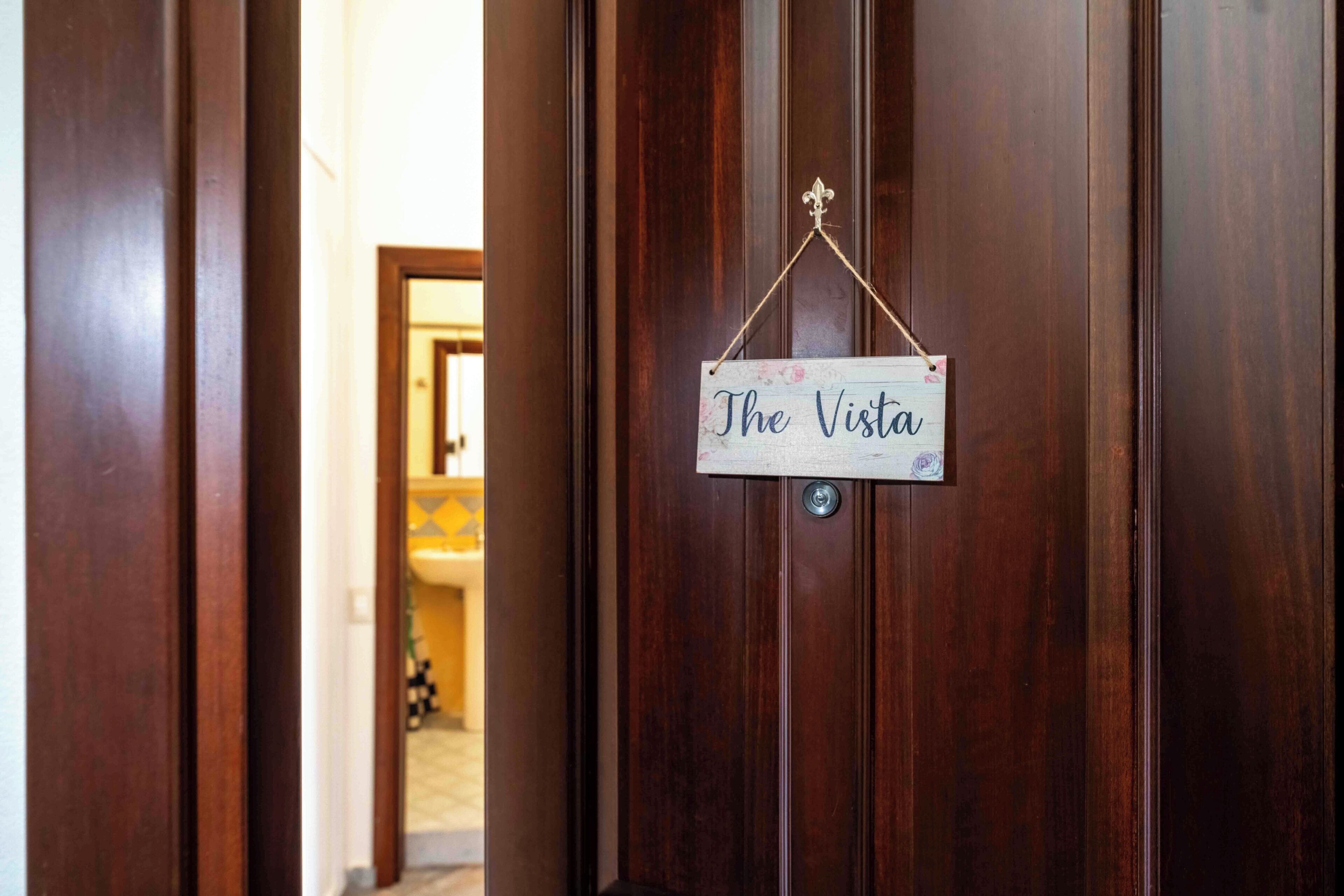 Una puerta de madera con un letrero que dice 'The Vista'.