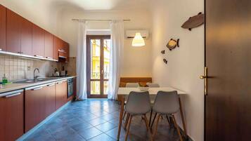 Apartment, Balkon, eingeschränkter Meerblick | Eigene Küche