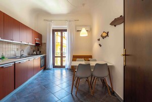 Apartamento, balcón, vistas parciales al mar | Cocina privada
