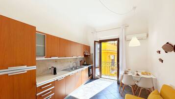Appartamento, balcone, vista mare parziale | Cucina privata