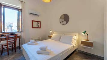 Apartment, Balkon, eingeschränkter Meerblick | 1 Schlafzimmer, kostenloses WLAN, individuell eingerichtet
