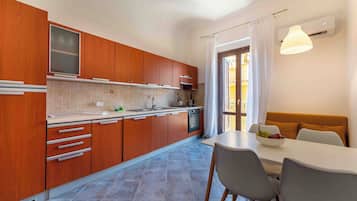 Apartment, Balkon, eingeschränkter Meerblick | Eigene Küche