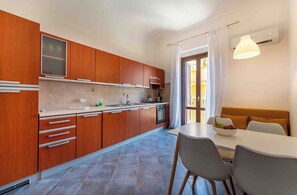Apartment, Balcony, Partial Sea View | Private kitchen - Solemar Sicilia - Casa Emma (Santa Flavia)
