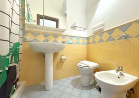 Apartamento, balcón, vistas parciales al mar | Baño